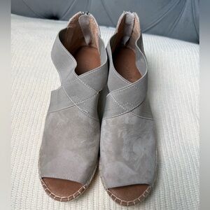 Gentle Souls Wedges‎